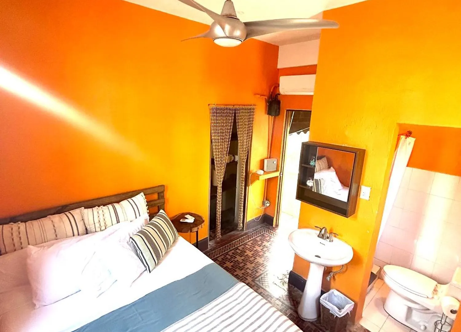 Fresh Tropical Colonial Style Walk-Up- Rooftop Terrace- Beach View 圣胡安 0*,  波多黎各